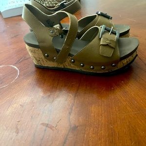 Size 8 women’s sandals